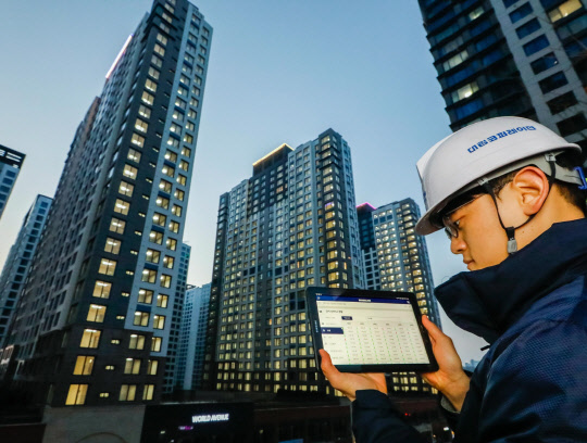 경기도 고양시 e편한세상시티 삼송2차 현장에서 대림코퍼레이션 직원이 태블릿을 통해 원격으로 세대 조명 시운전을 진행하고 있다.  대림코퍼레이션 제공